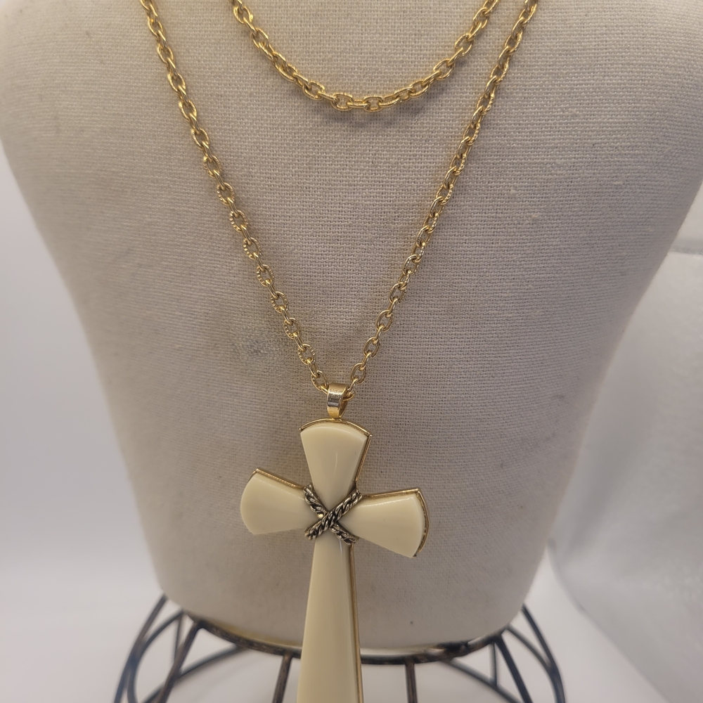 Avon Fashion Accent Juliet Cross Pendant 1970’s Cream Gold-Tone Necklace